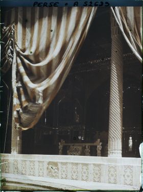 Image représentant Dans l'Arg (la citadelle royale), la salle du Takht-e-Marmar (Trône de marbre) dans la cour des jets d'eau