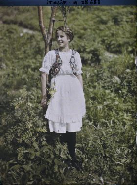 Image représentant Costume traditionnel de jeune fille