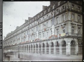 Image représentant La rue de Rivoli décorée pour les fêtes de la Victoire des 13 et 14 juillet 1919