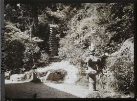 Image représentant Temple Kasagi-dera (ou Kasagi-ji) : lanterne et pagode à 13 étages (jûsanjû-no-tô)