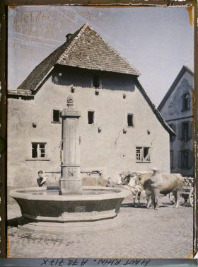 Image représentant Petite place avec fontaine et vieille maison