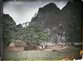 Image représentant Une vue générale du village, dans le massif de Bac-so'n (ou massif de Cai-binh)