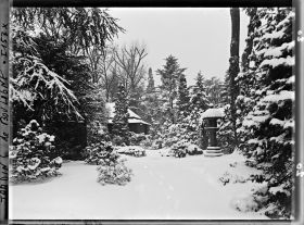 Image représentant Le " village japonais " sous la neige, vu depuis son entrée, côté jardin anglais