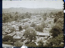 Image représentant Le village dans la plaine (" Dassa-Plaine "), vue prise depuis la montagne