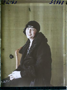 Image représentant https://musee-albert-kahn.s-museum.fr/home/NWQ2OTAwYzNmYjZlZTk1ZWQwODJmMjY4L2dlbmVyaWMtbm90aWNlLXRhYi9hdXRob3JpdHkvNjE3YTc5ZjVjZjhiODk2OGIzMzM3ZDIx/5d6900c3fb6ee95ed082f268/generic-notice-tab/authority/617a79ebcf8b8968b33379e1 Madame Mélanie de Vilmorin