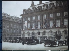Image représentant L'hôtel Bristol place Vendôme (siège de la délégation japonaise ?) décoré pour les fêtes de la Victoire