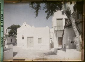 Image représentant Une petite place et une petite rue à arcades