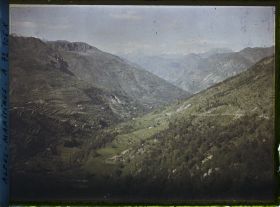Image représentant Vue générale d'une vallée de petite montagne avec restanques et maisons isolées
