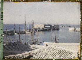 Image représentant Le petit port vénitien, avec son fort et quelques bateaux, depuis la ville
