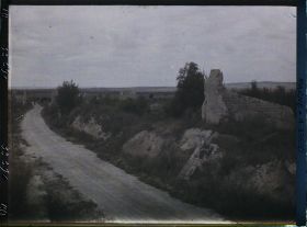 Image représentant France, Nauroy, Aspect des ruines, Côté droit de la route