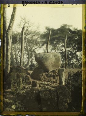 Image représentant Tertre de guerre des rois du Dahomey, pierre pour aiguiser les coupe-coupe