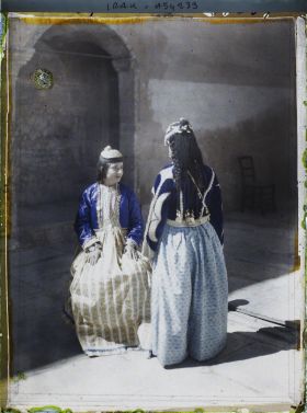 Image représentant Jeunes chrétiennes en costume