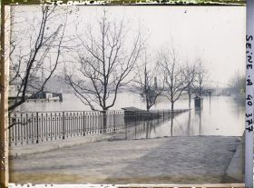 Image représentant La Seine en crue au port Saint-Bernard, en direction du viaduc d'Austerlitz