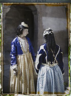 Image représentant Jeunes chrétiennes en costume