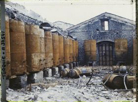 Image représentant Série de réservoirs dans la cour d'une huilerie en ruines (rue parallèle)
