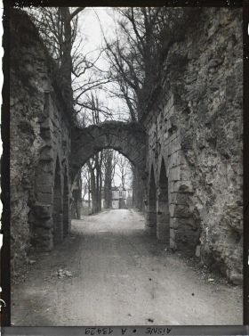 Image représentant France, Coucy le Chau, Entrée du Parc