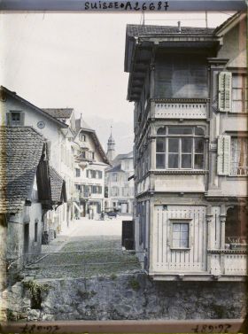 Image représentant La Dorfplatz depuis les rives de la Sarner Aa