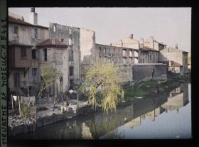 Image représentant France, Lunéville, Les bords de la Vezouce, vue prise du pont.