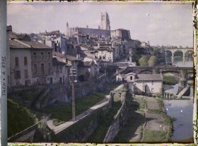 Image représentant Vue prise depuis le Pont Neuf, au dessus du Tarn, avec la cathédrale Sainte-Cécile