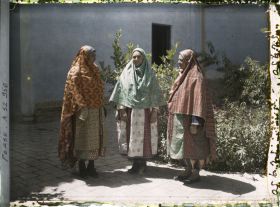 Image représentant Femmes guèbres en costume (traditionnels de profil, moderne de face)
