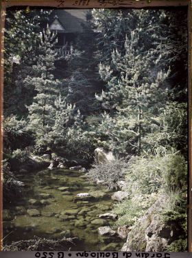 Image représentant Pièce d'eau du " sanctuaire japonais " située au pied de la façade de temple