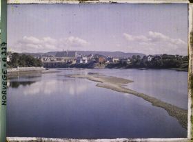 Image représentant L'embouchure de la Nidelva avec au fond l'Université norvégienne de science et technologie