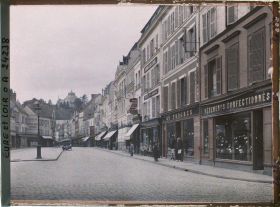 Image représentant L'actuelle Grande Rue Maurice Viollette, avec au second plan la chapelle Saint-Louis
