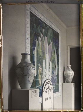 Image représentant L'Exposition des arts décoratifs, Manufacture Nationale de Sèvres, panneau à l'entrée du pavillon