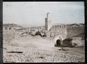 Image représentant Vue extérieure de Bâb Guissa et du minaret de la mosquée éponyme
