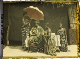 Image représentant Portrait du chef  https://musee-albert-kahn.s-museum.fr/home/NWQ2OTAwYzNmYjZlZTk1ZWQwODJmMjY4L2dlbmVyaWMtbm90aWNlLXRhYi9hdXRob3JpdHkvNjE3YTc5ZjVjZjhiODk2OGIzMzM3ZDIx/5d6900c3fb6ee95ed082f268/generic-notice-tab/authority/617a79eacf8b8968b3336557 Justin Aho entouré de ses femmes