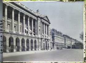Image représentant La rue de Rivoli depuis la place de la Concorde