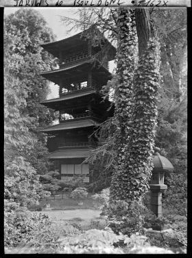 Image représentant Bonsaïs au pied de la pagode et lanterne du " village japonais " proches du jardin anglais