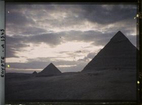 Image représentant Les pyramide de Gîzeh au crépuscule