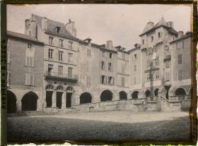 Image représentant La place Notre-Dame, avec la Maison Pomairols (ou maison du Président Raynal) au second plan