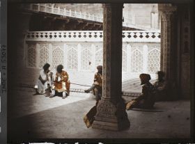 Image représentant Des gardes en costumes anciens sur une terrasse dans le fort Rouge (Lal Qila)