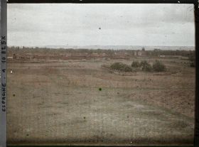 Image représentant Espagne, de Léon à Astorga,Vue Générale de la plaine de Léon ; au fond les tours de la Cathedrale (au 1er plan, le Village de Trobajo de Arriba)
