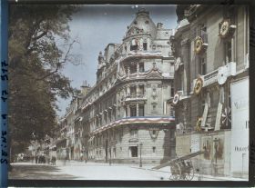 Image représentant Immeuble décoré sur les Champs-Elysées, à l'angle de la rue Washington, après les fêtes de la Victoire des 13 et 14 juillet