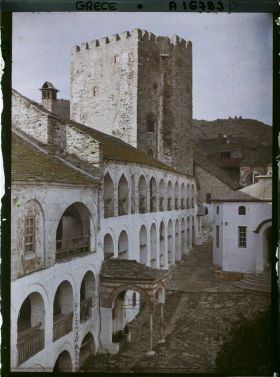 Image représentant Mont Athos, Pantokrator, Une vue sur la Cour et la Tour du Monastère