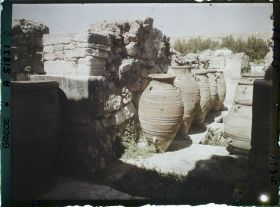 Image représentant Pithos (jarres) alignés dans l'un des magasins du Palais