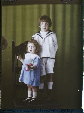 Image représentant https://musee-albert-kahn.s-museum.fr/home/NWQ2OTAwYzNmYjZlZTk1ZWQwODJmMjY4L2dlbmVyaWMtbm90aWNlLXRhYi9hdXRob3JpdHkvNjE3YTc5ZjVjZjhiODk2OGIzMzM3ZDIx/5d6900c3fb6ee95ed082f268/generic-notice-tab/authority/617a79ebcf8b8968b3337136 Jean-Pierre Lauth et  https://musee-albert-kahn.s-museum.fr/home/NWQ2OTAwYzNmYjZlZTk1ZWQwODJmMjY4L2dlbmVyaWMtbm90aWNlLXRhYi9hdXRob3JpdHkvNjE3YTc5ZjVjZjhiODk2OGIzMzM3ZDIx/5d6900c3fb6ee95ed082f268/generic-notice-tab/authority/617a79ebcf8b8968b3337137 sa petite soeur