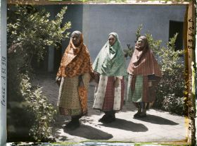 Image représentant Femmes guèbres en costume (traditionnels de profil, moderne de face)