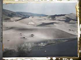 Image représentant La grande dune le soir, avec au fond le Djebel Mekter