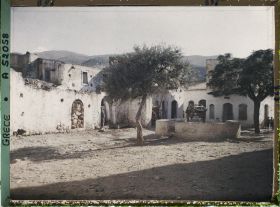 Image représentant La place de l'église du village de Malia