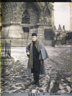 Image représentant Portrait du Sous-préfet, Jacques Regner, sur le parvis de la cathédrale
