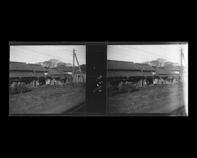 Image représentant Scène de rue dans un quartier d'habitation pris du train