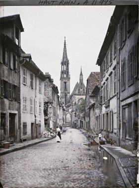 Image représentant Une rue au passage d'un avion
