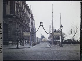 Image représentant Installation pour la souscription à l'emprunt national au Louvre, devant le pavillon des Etats et l'aile de Flore