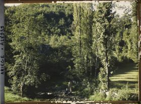 Image représentant Le comte Begouën et deux de ses fils à côté de la barque