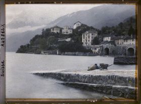 Image représentant Le débarcadère d'Ascona devant l'albergo (auberge) Elvezia