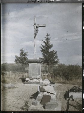Image représentant France, Bourg et Comin, Le Christ du Cimetière de Bourg et Comin